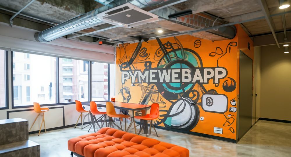 Oficina PymeWebApp con mural de la marca - Más de una década humanizando la tecnología